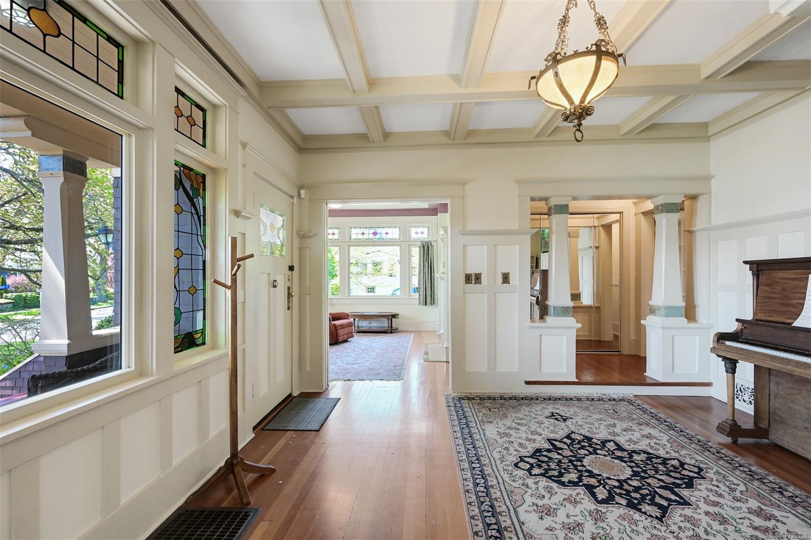 1802 Hollywood Cres