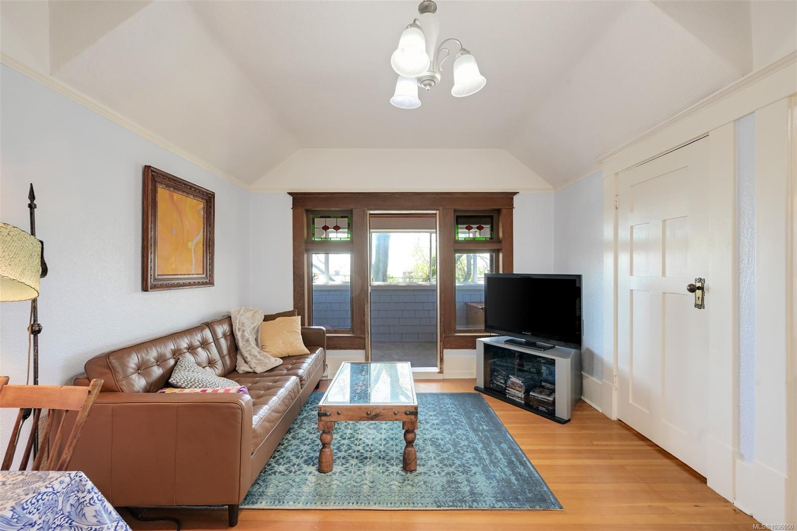 1802 Hollywood Cres