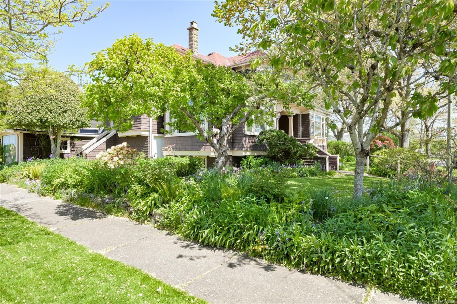 1802 Hollywood Cres