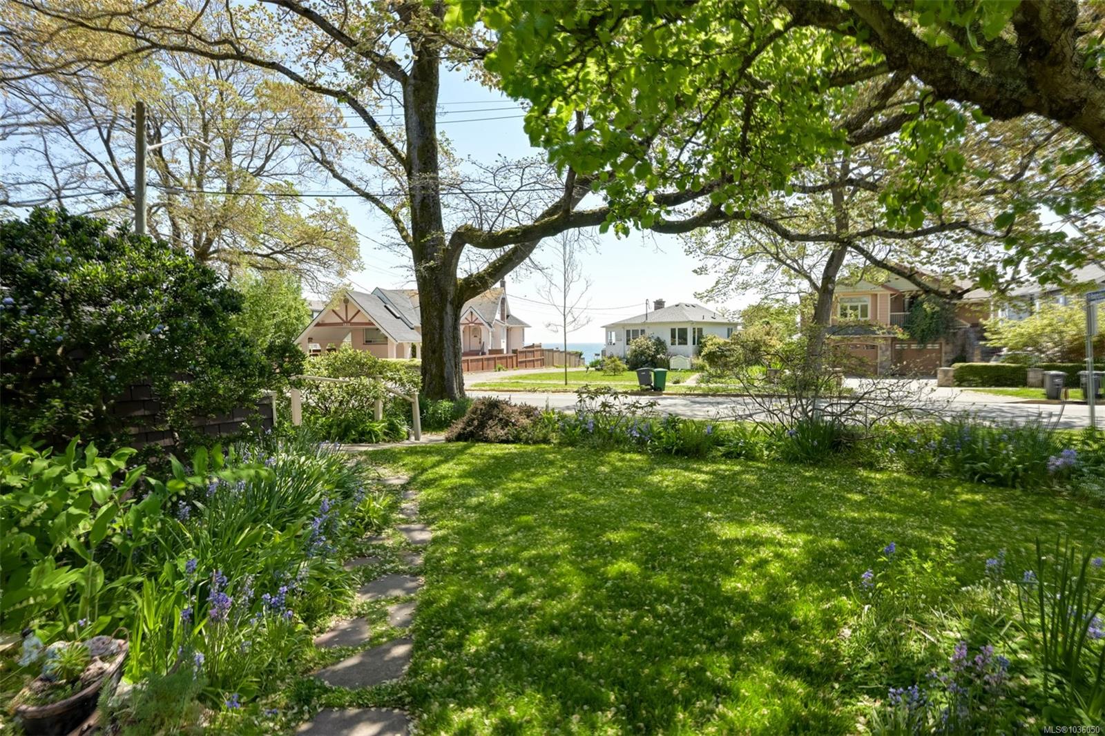 1802 Hollywood Cres
