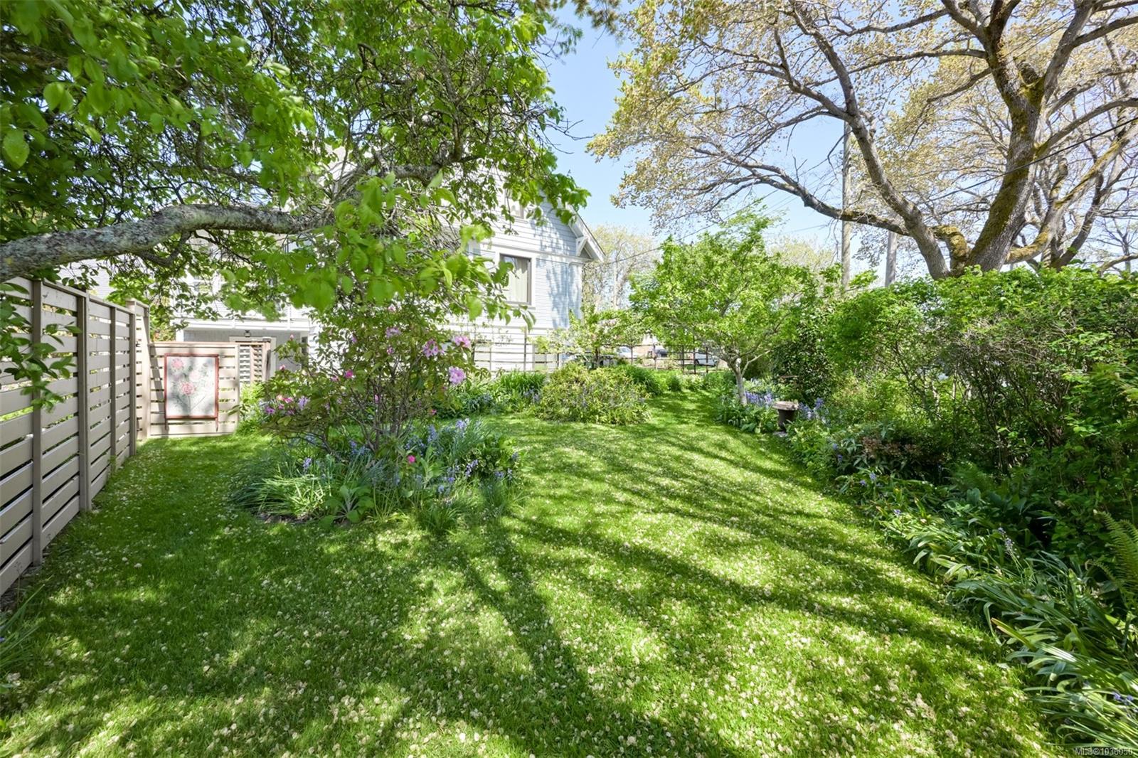 1802 Hollywood Cres