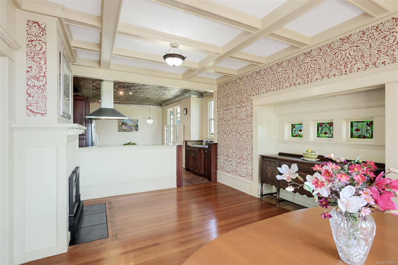 1802 Hollywood Cres