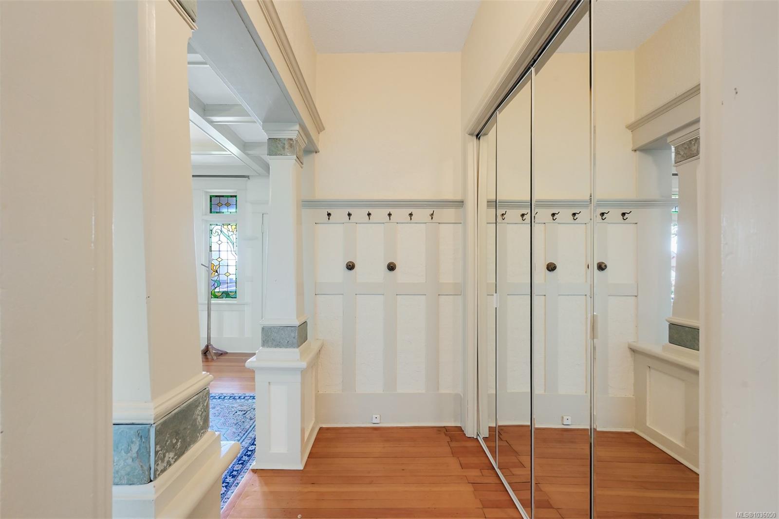 1802 Hollywood Cres