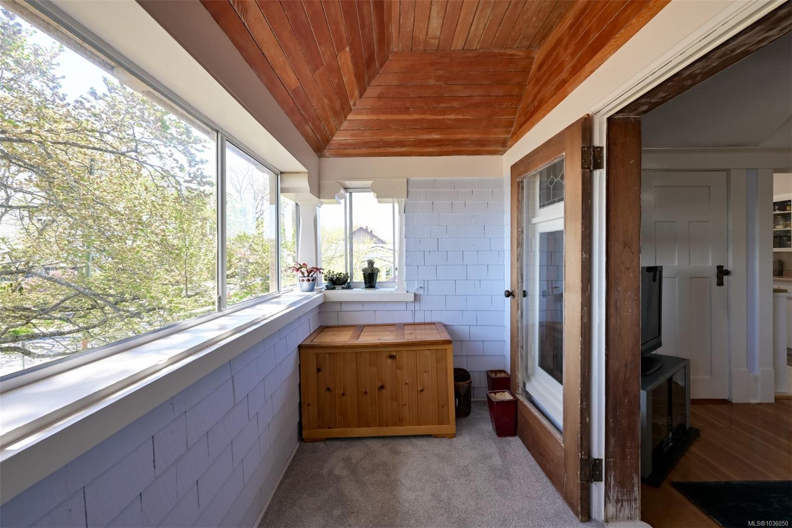 1802 Hollywood Cres