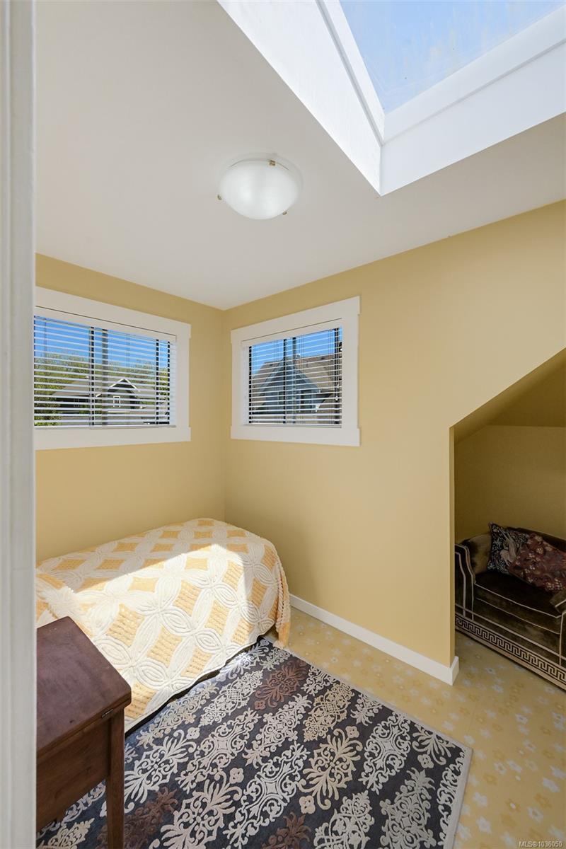 1802 Hollywood Cres