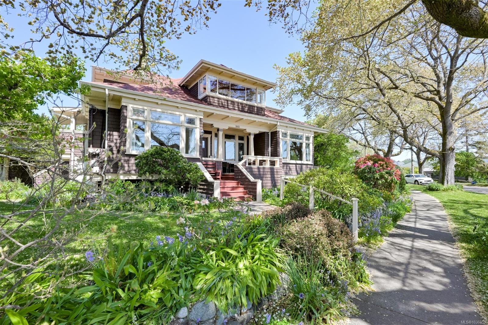 1802 Hollywood Cres