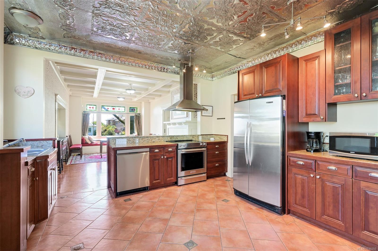 1802 Hollywood Cres