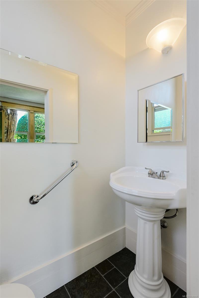 1802 Hollywood Cres