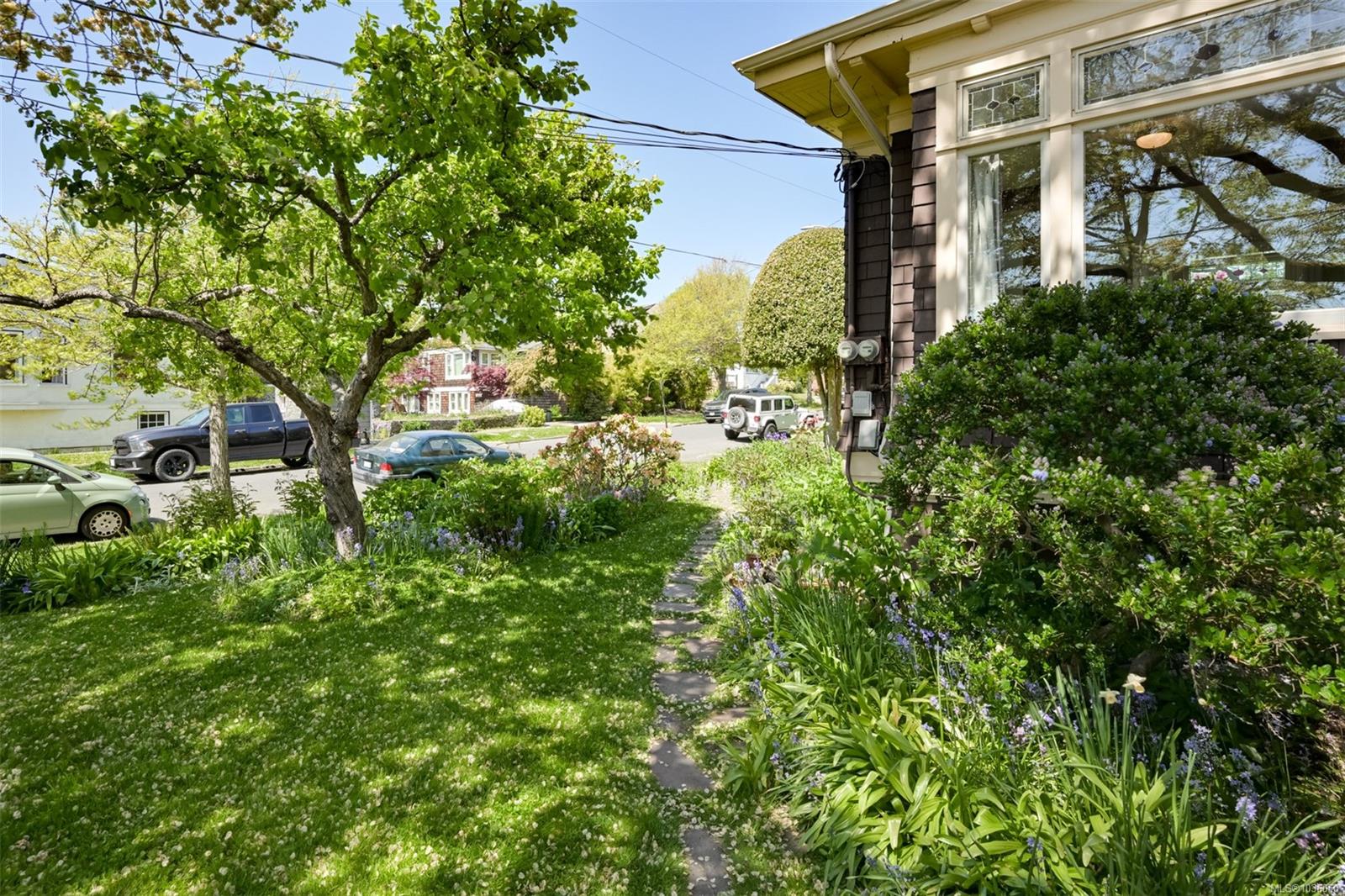 1802 Hollywood Cres