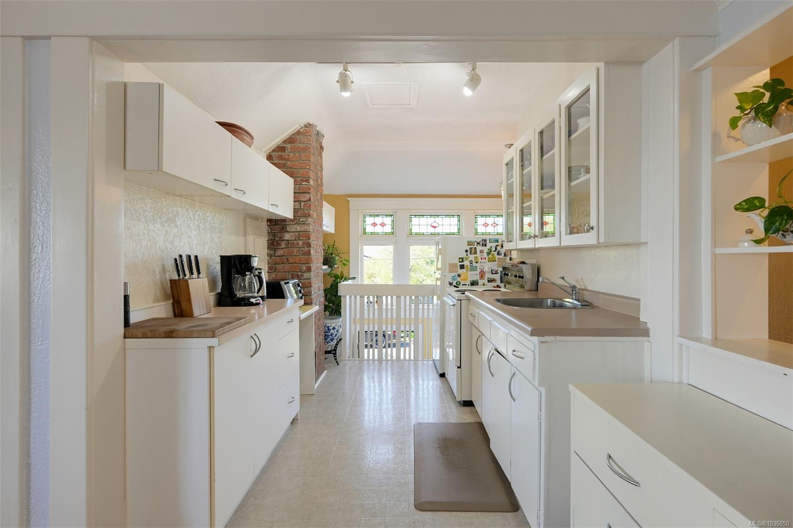 1802 Hollywood Cres