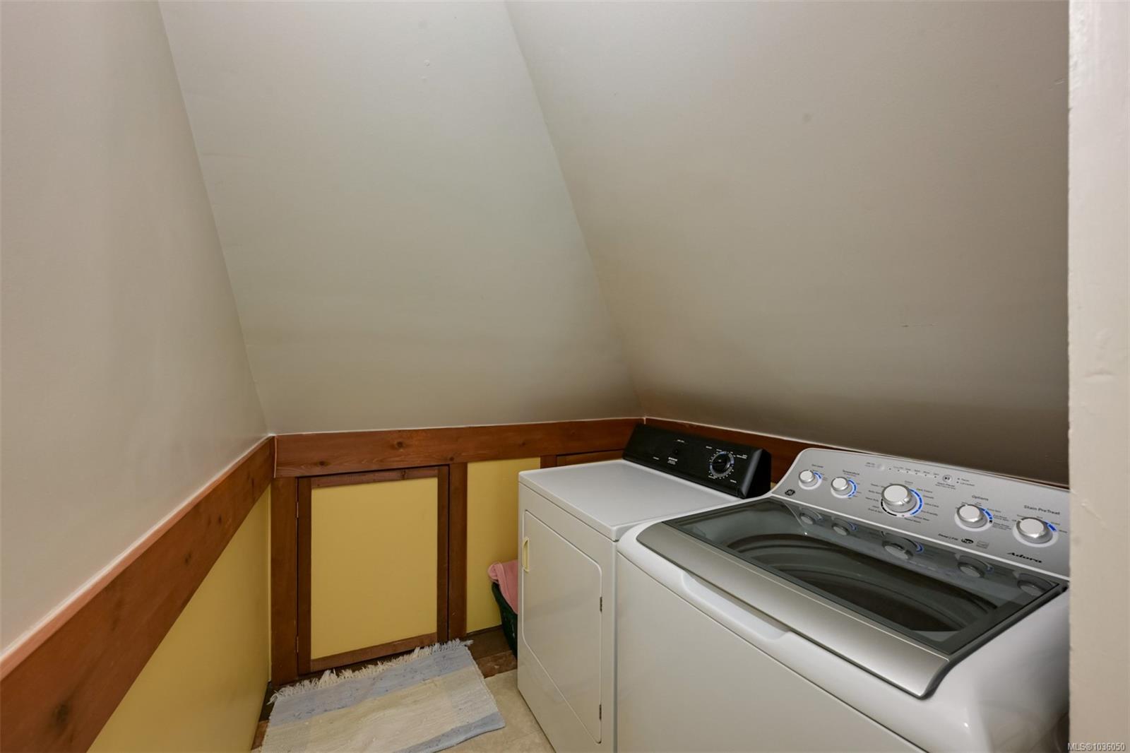 1802 Hollywood Cres