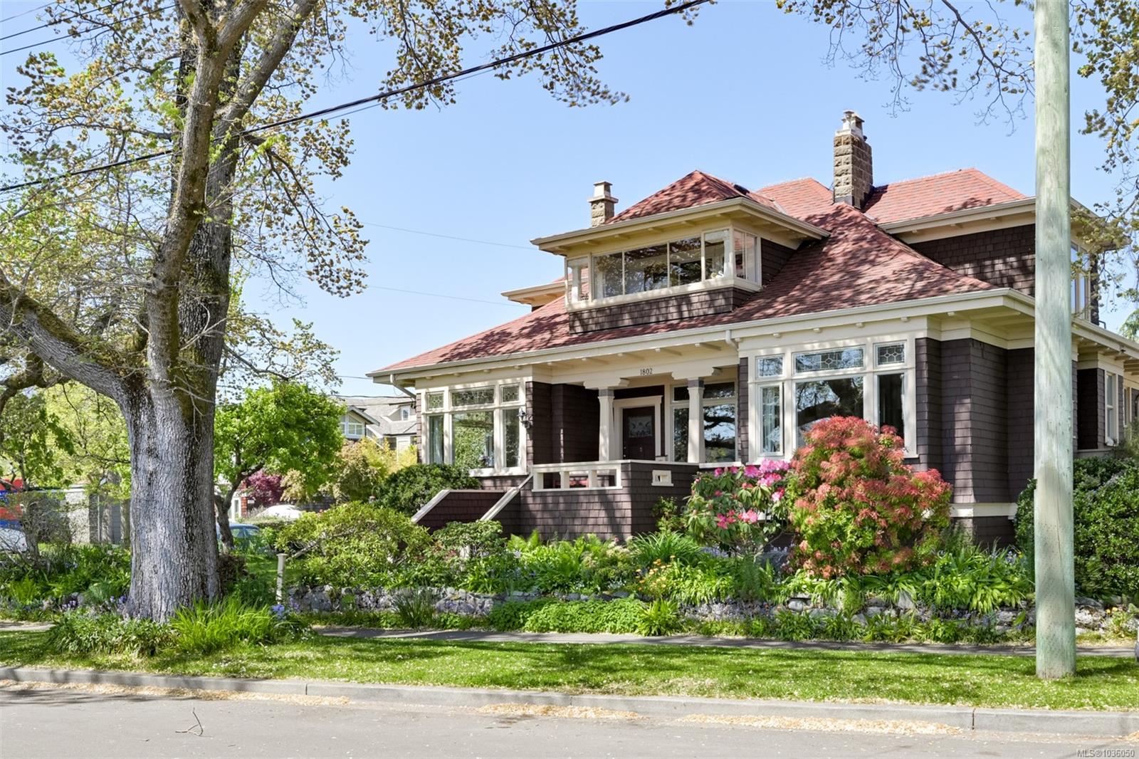 1802 Hollywood Cres