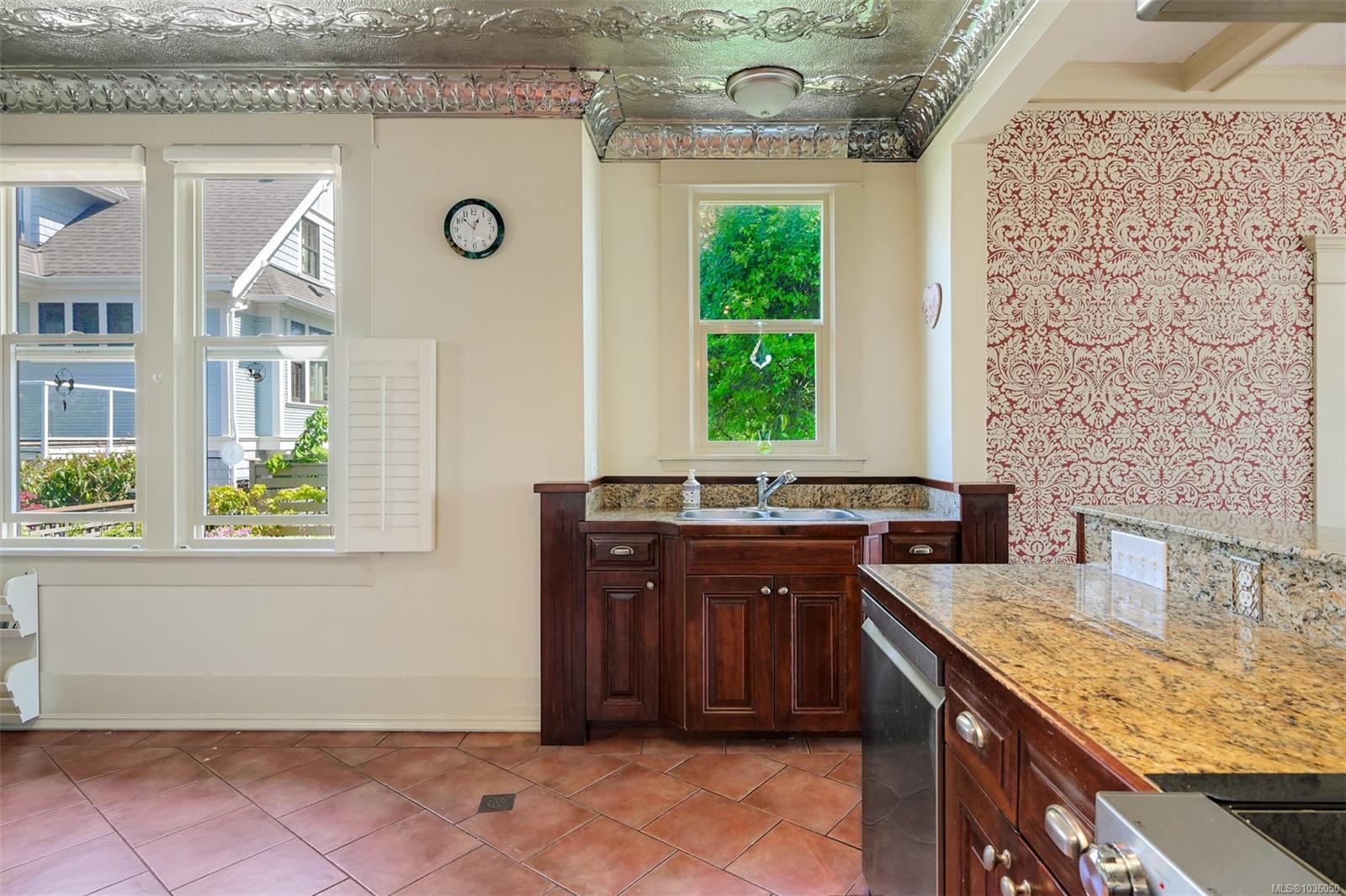 1802 Hollywood Cres