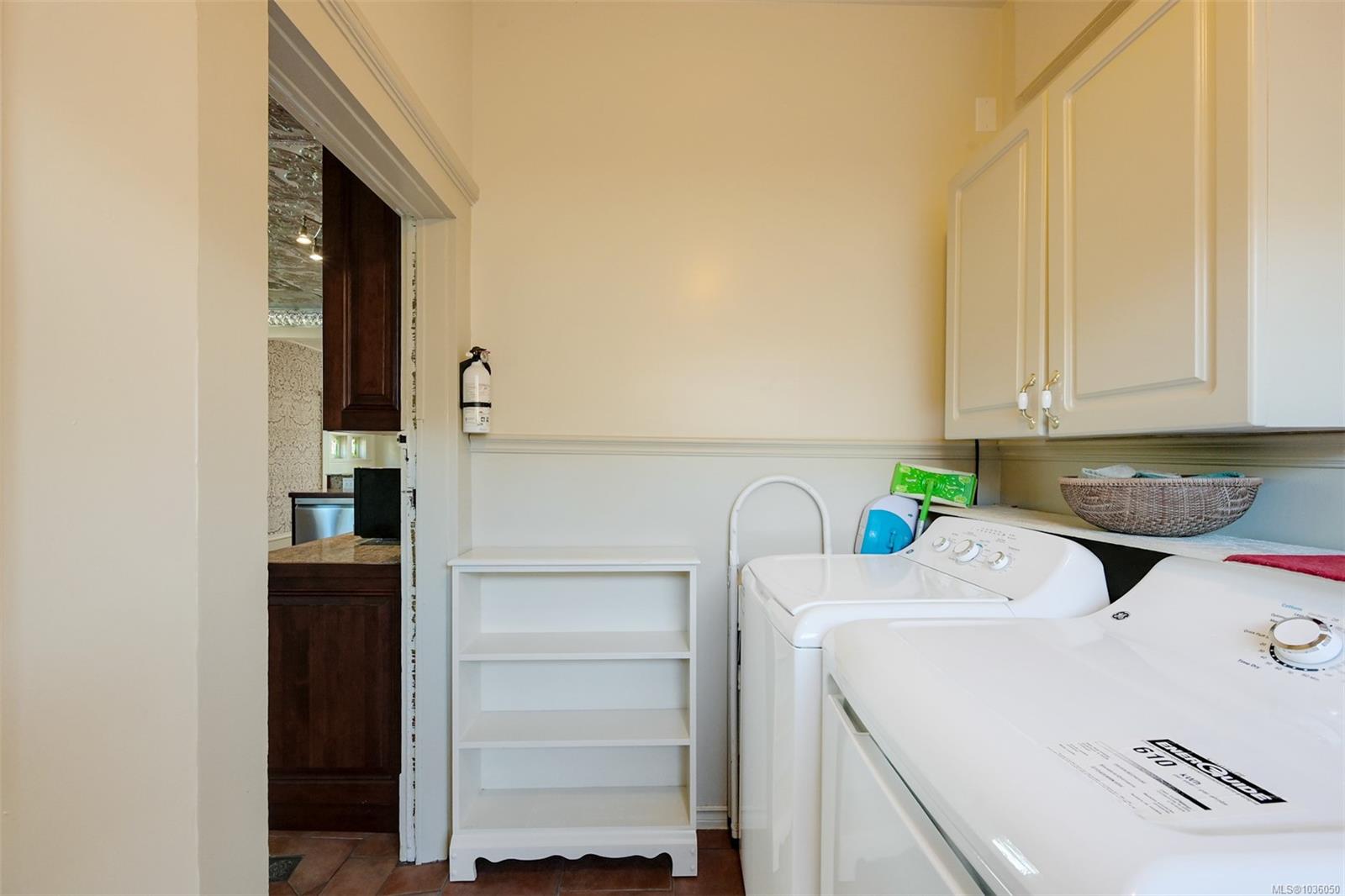 1802 Hollywood Cres