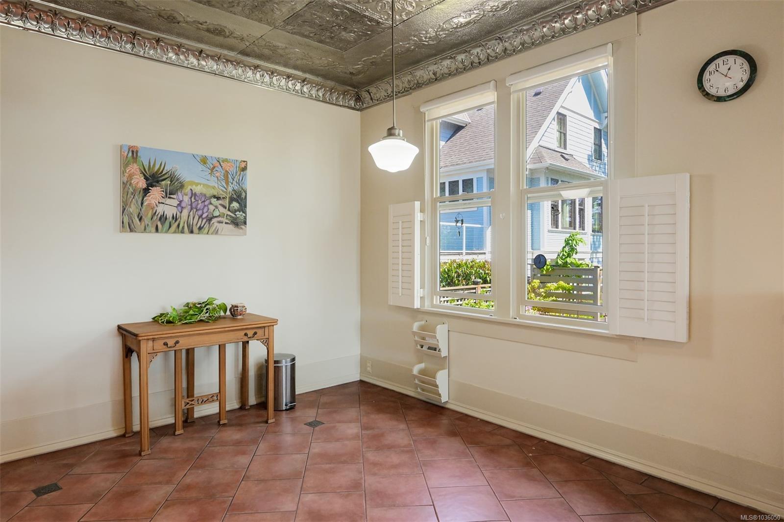 1802 Hollywood Cres