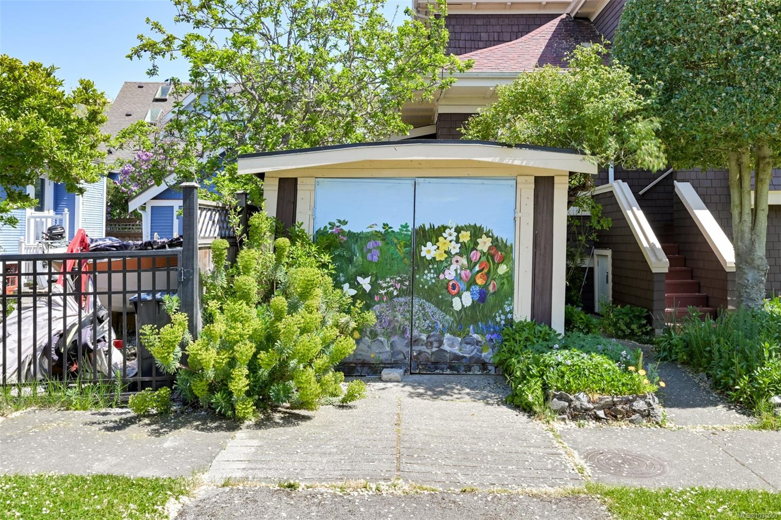 1802 Hollywood Cres
