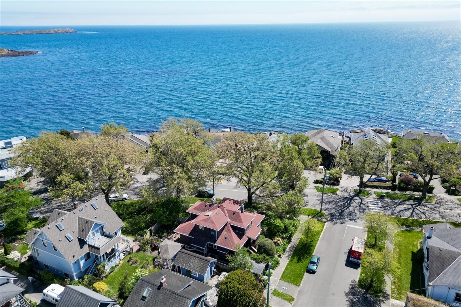1802 Hollywood Cres