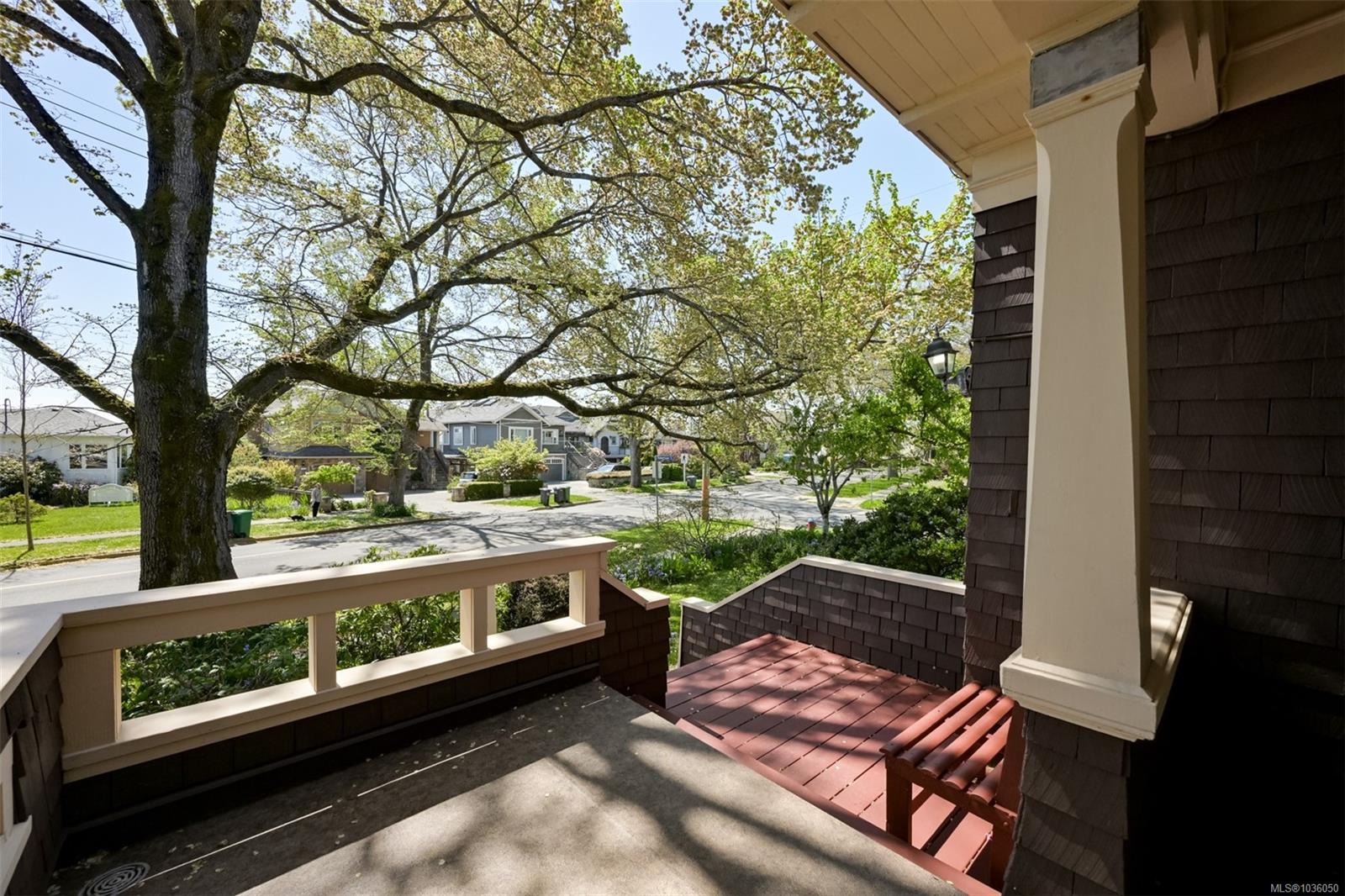 1802 Hollywood Cres