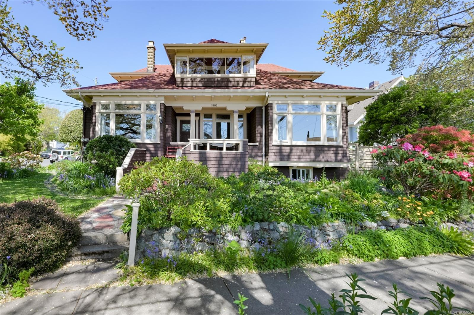 1802 Hollywood Cres