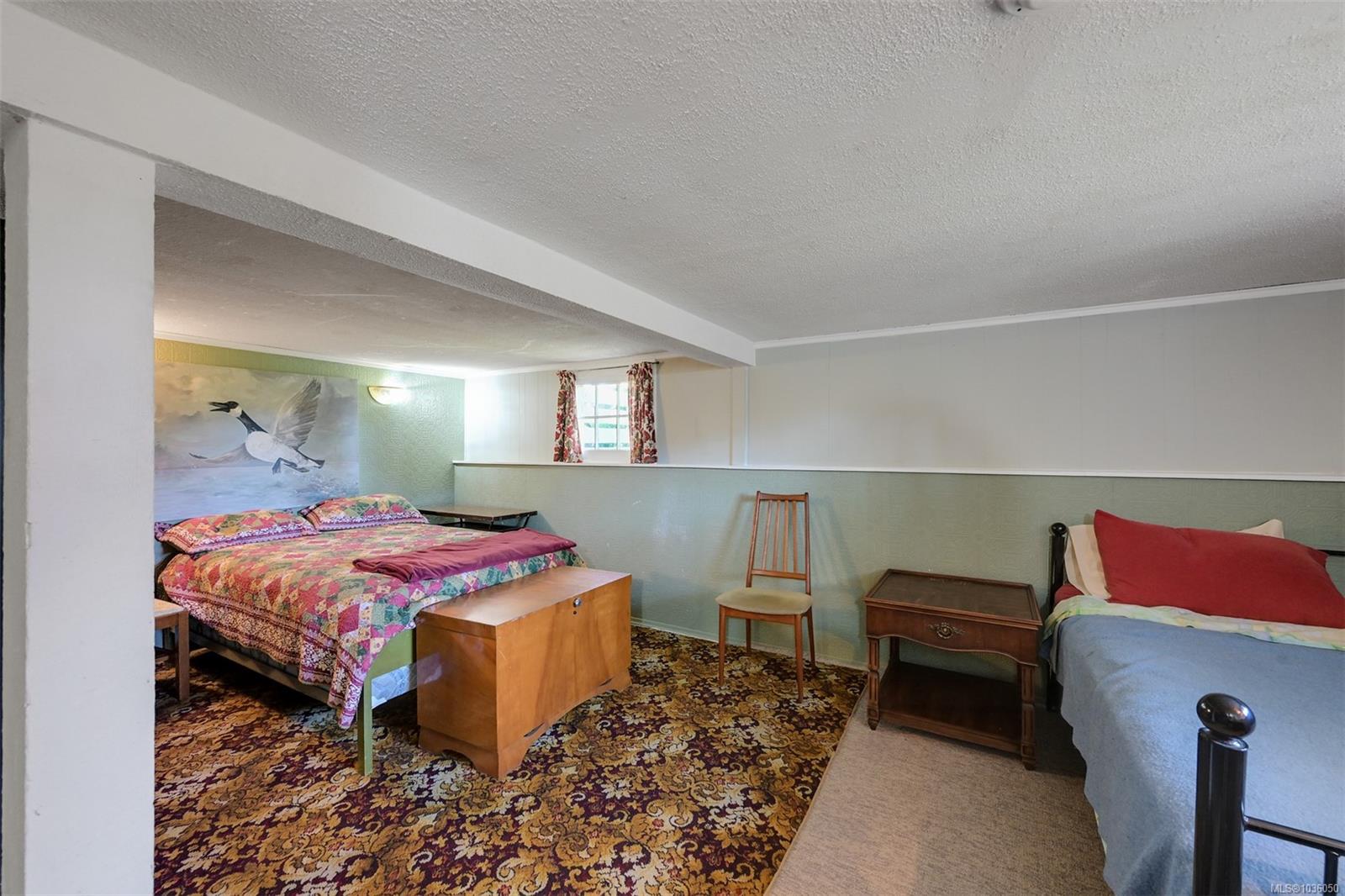 1802 Hollywood Cres