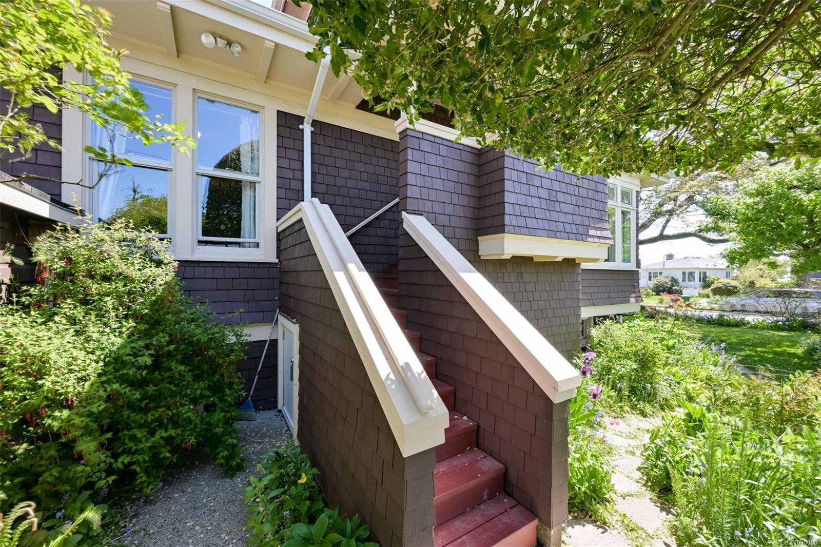 1802 Hollywood Cres