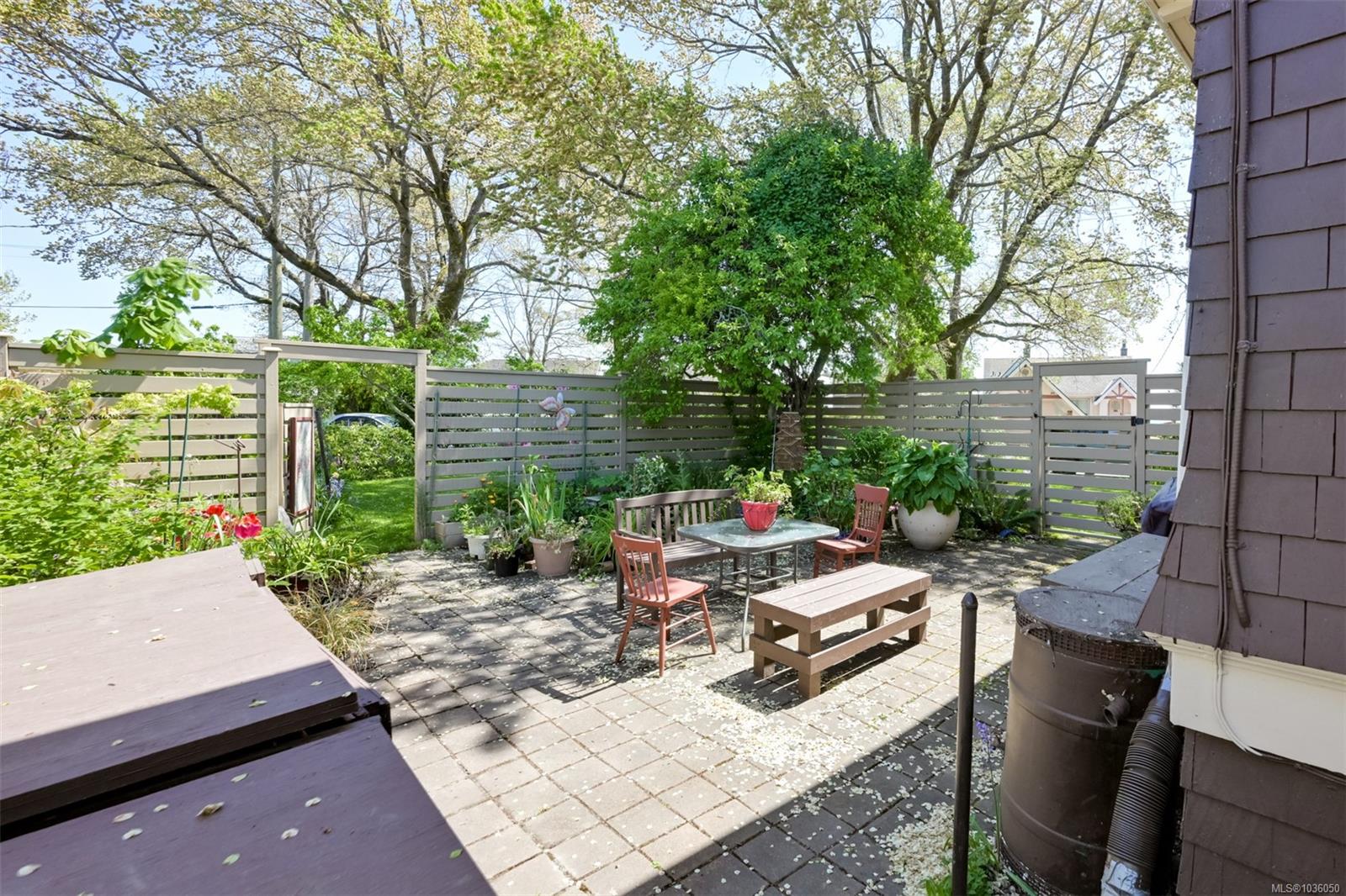 1802 Hollywood Cres