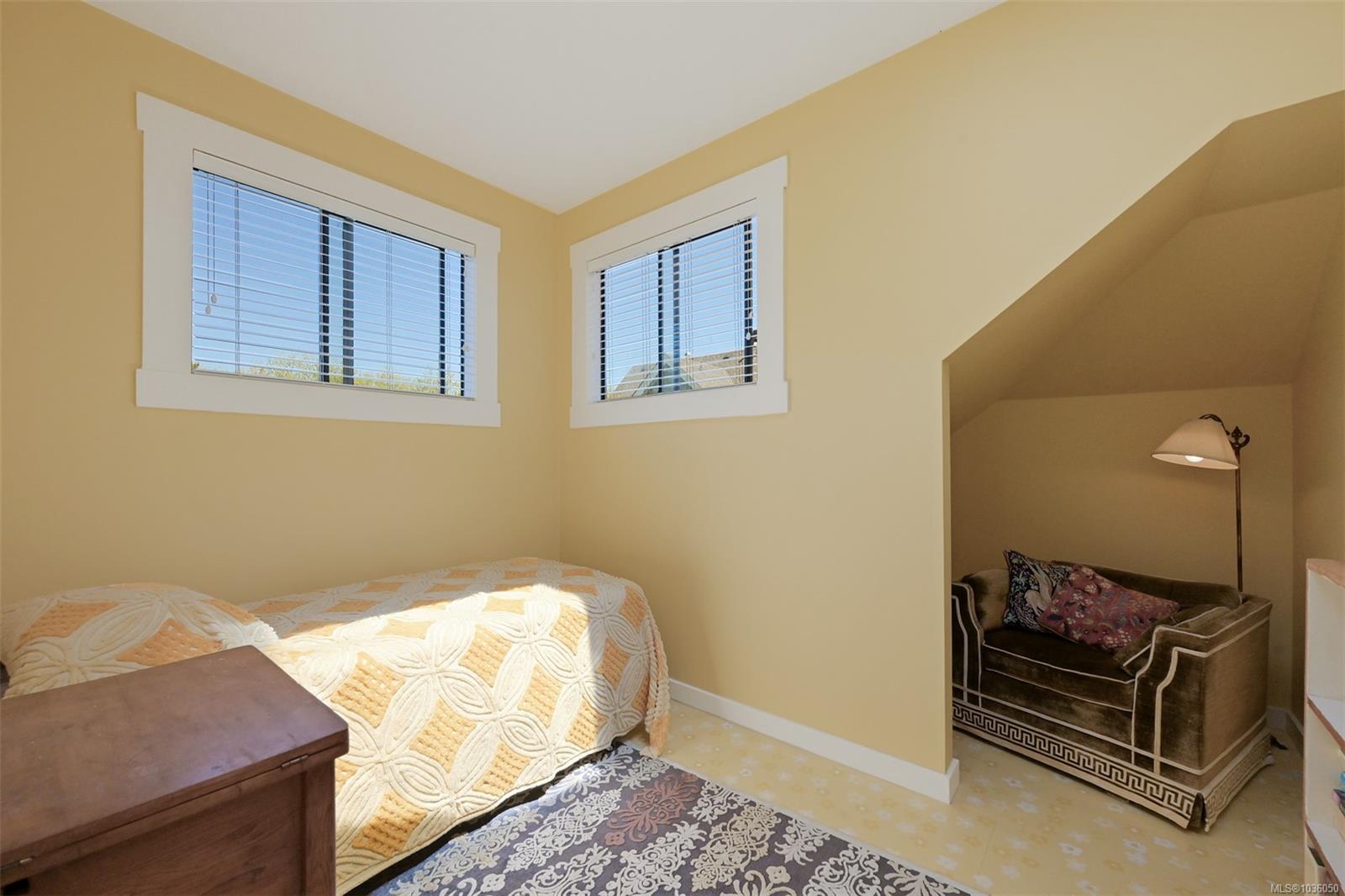 1802 Hollywood Cres