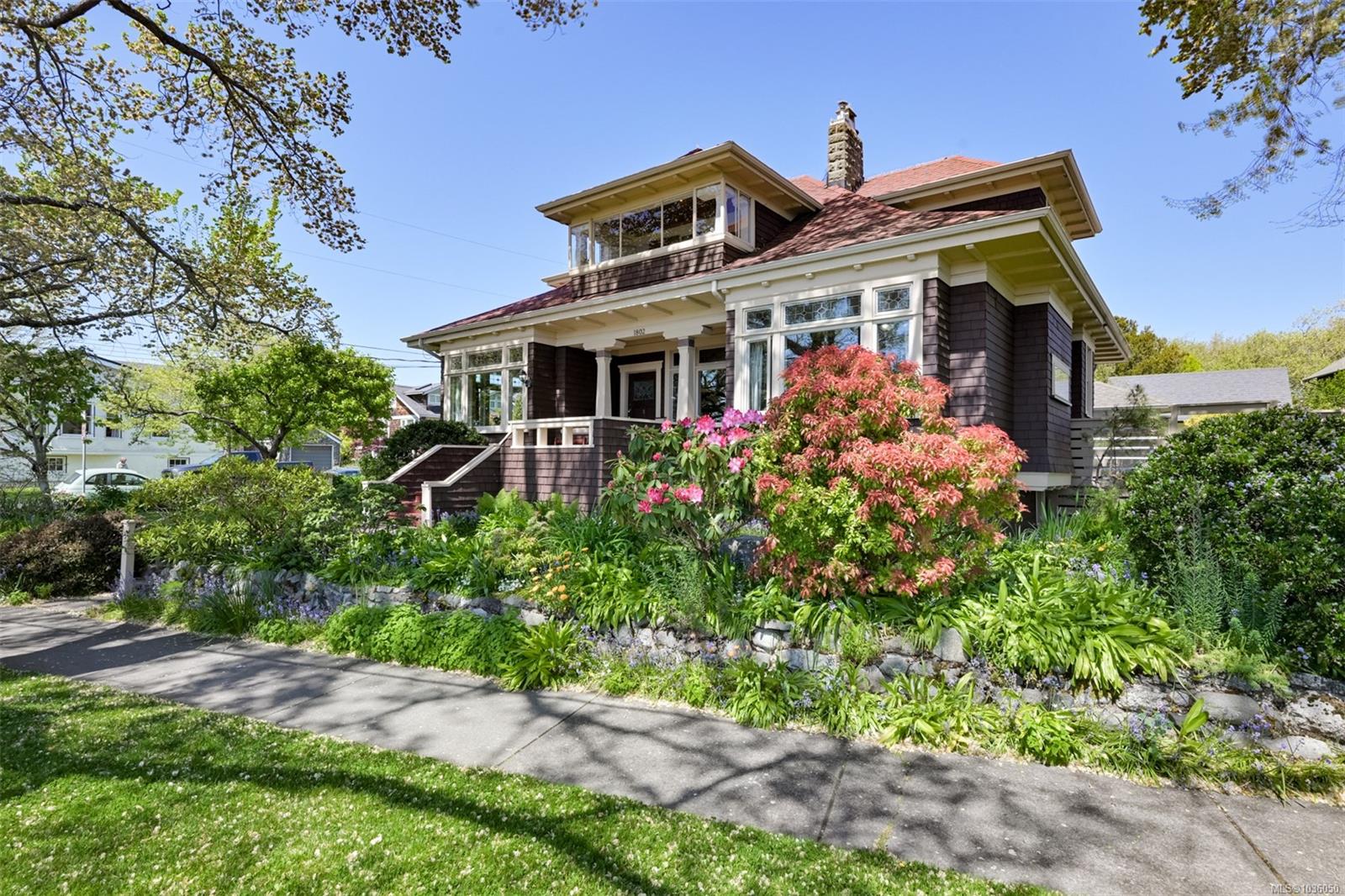 1802 Hollywood Cres