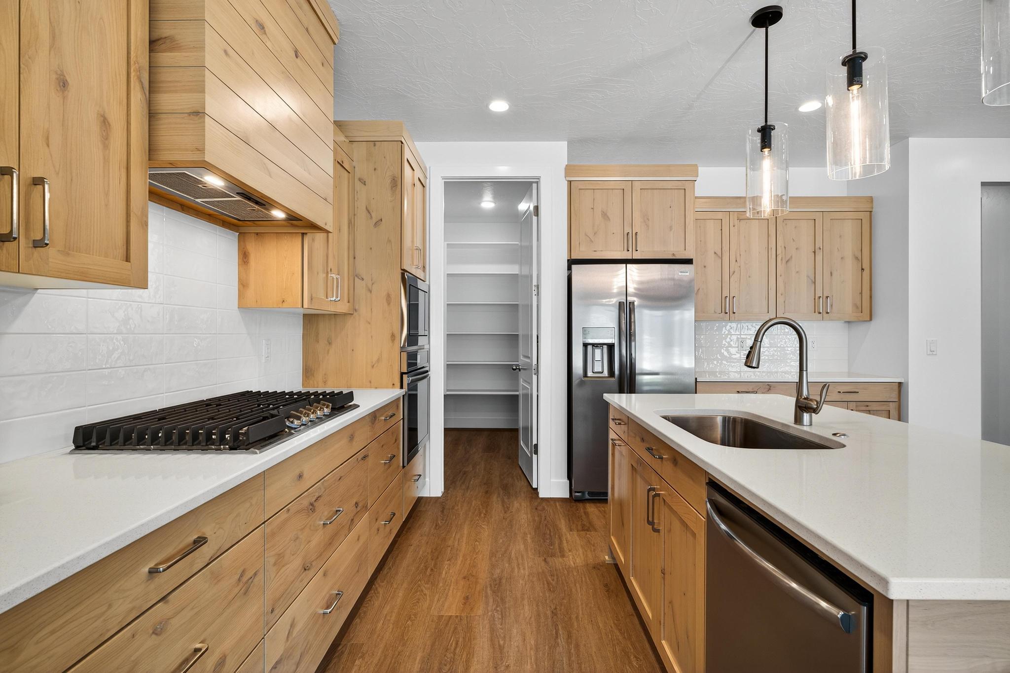 732 N 15 W