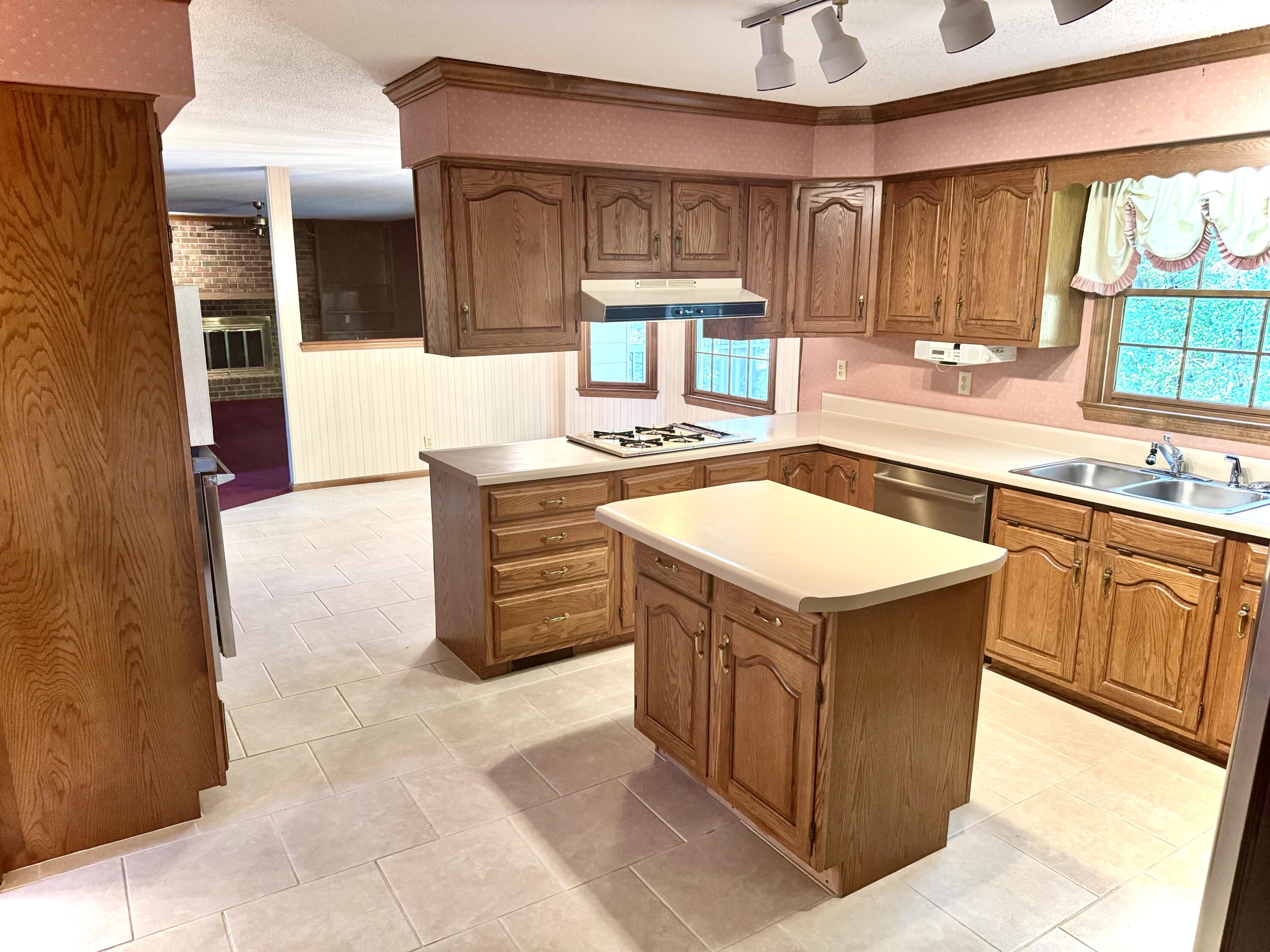 6424 Lake Shadows Circle