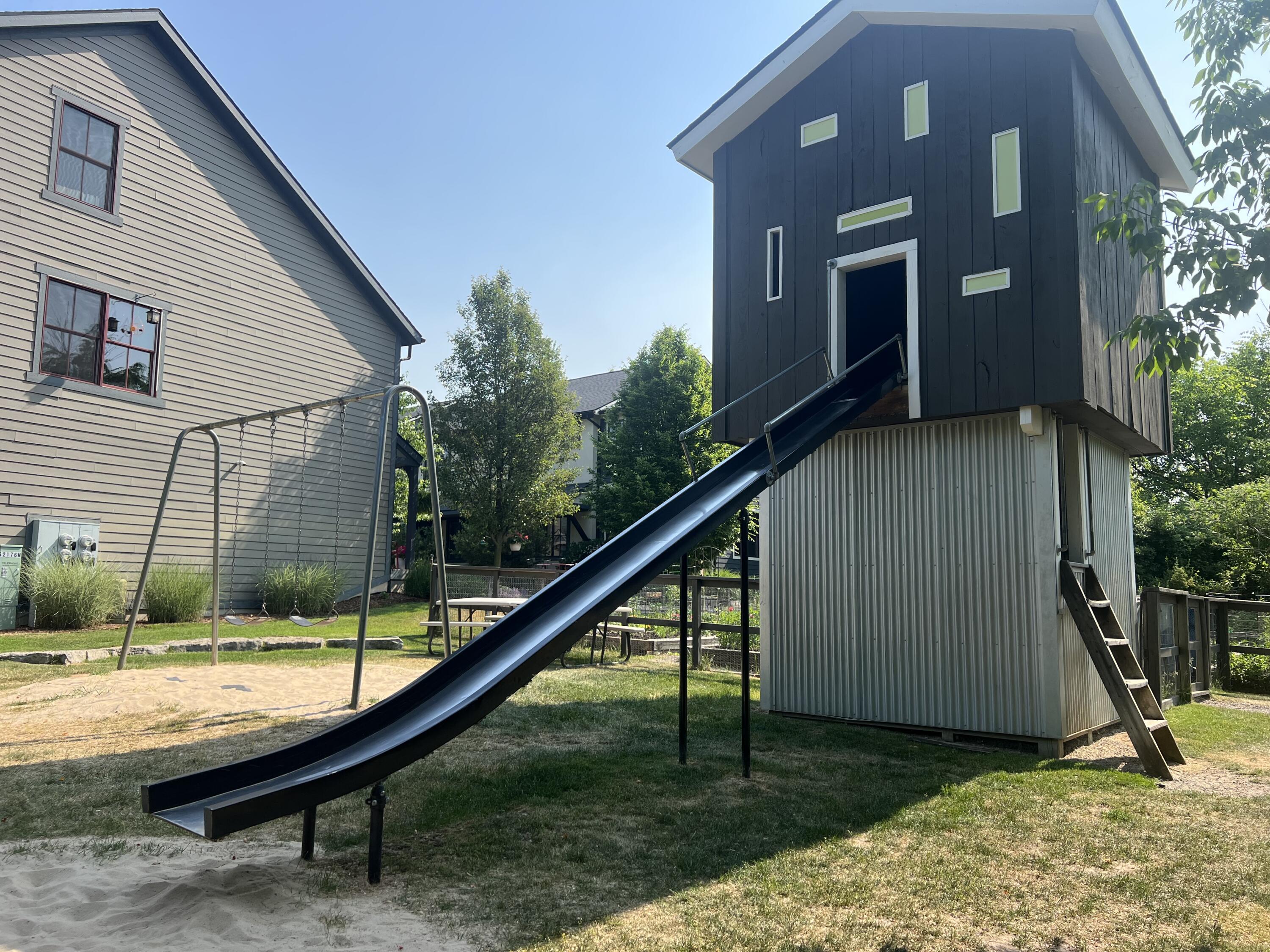 2082 Celadon Drive NE