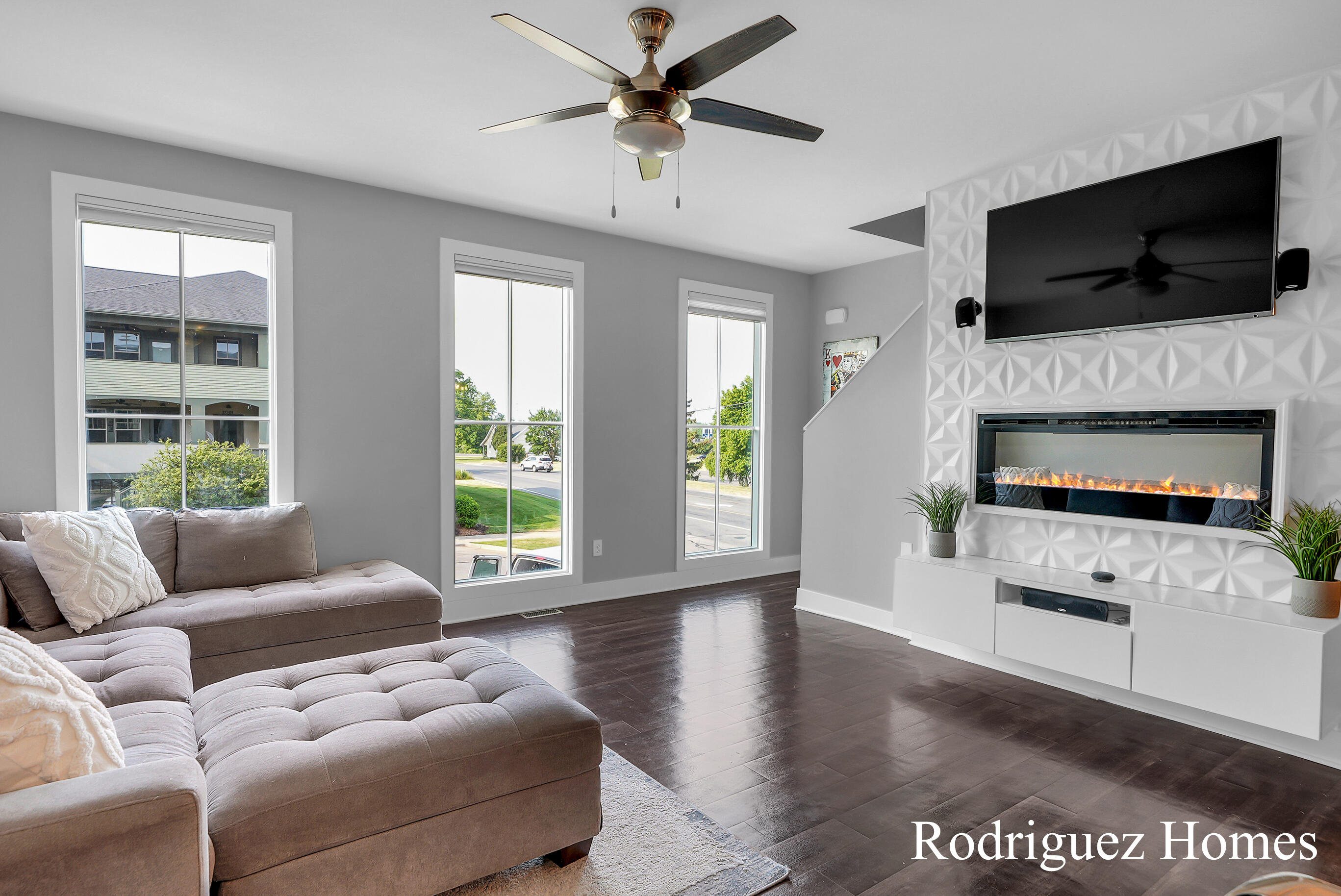 2082 Celadon Drive NE