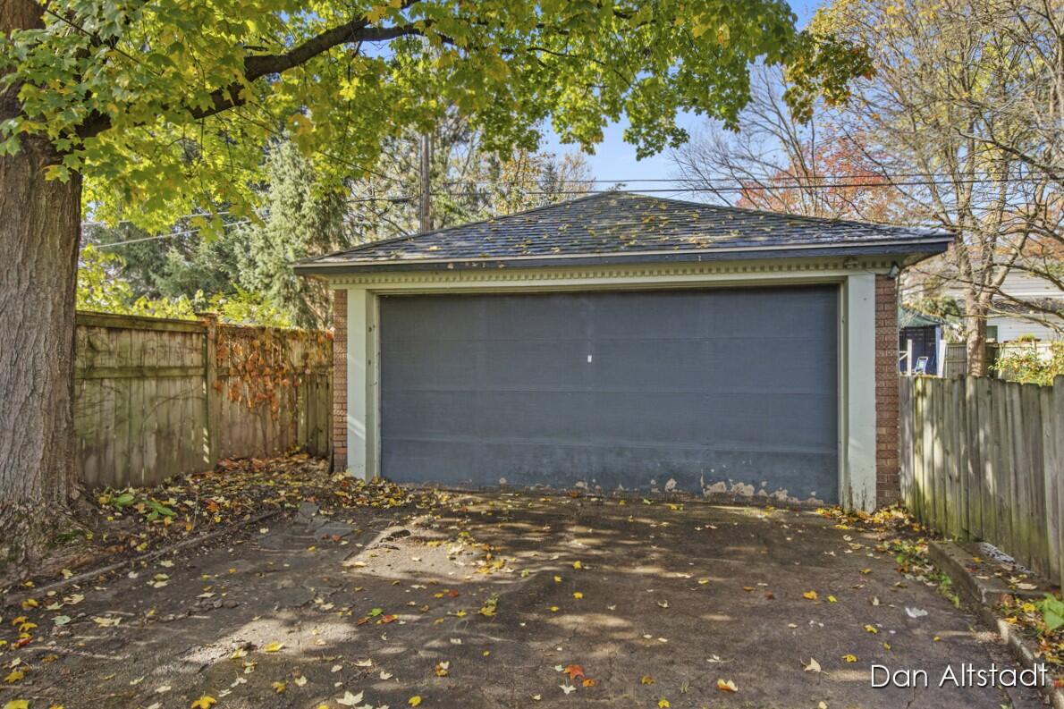 1031 Iroquois Drive SE