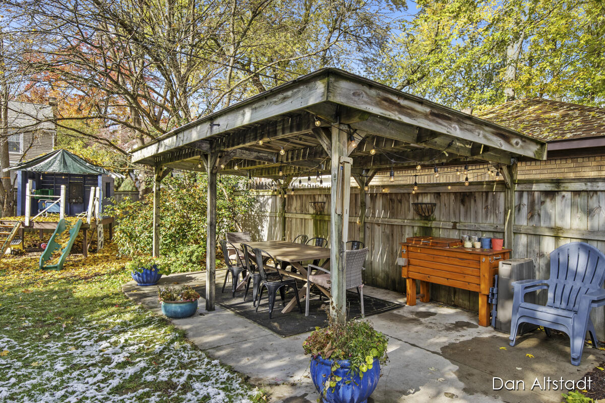 1031 Iroquois Drive SE