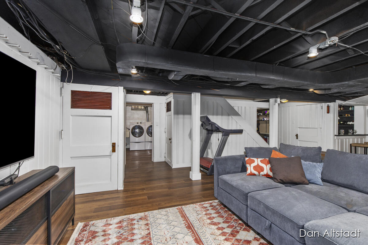 1031 Iroquois Drive SE