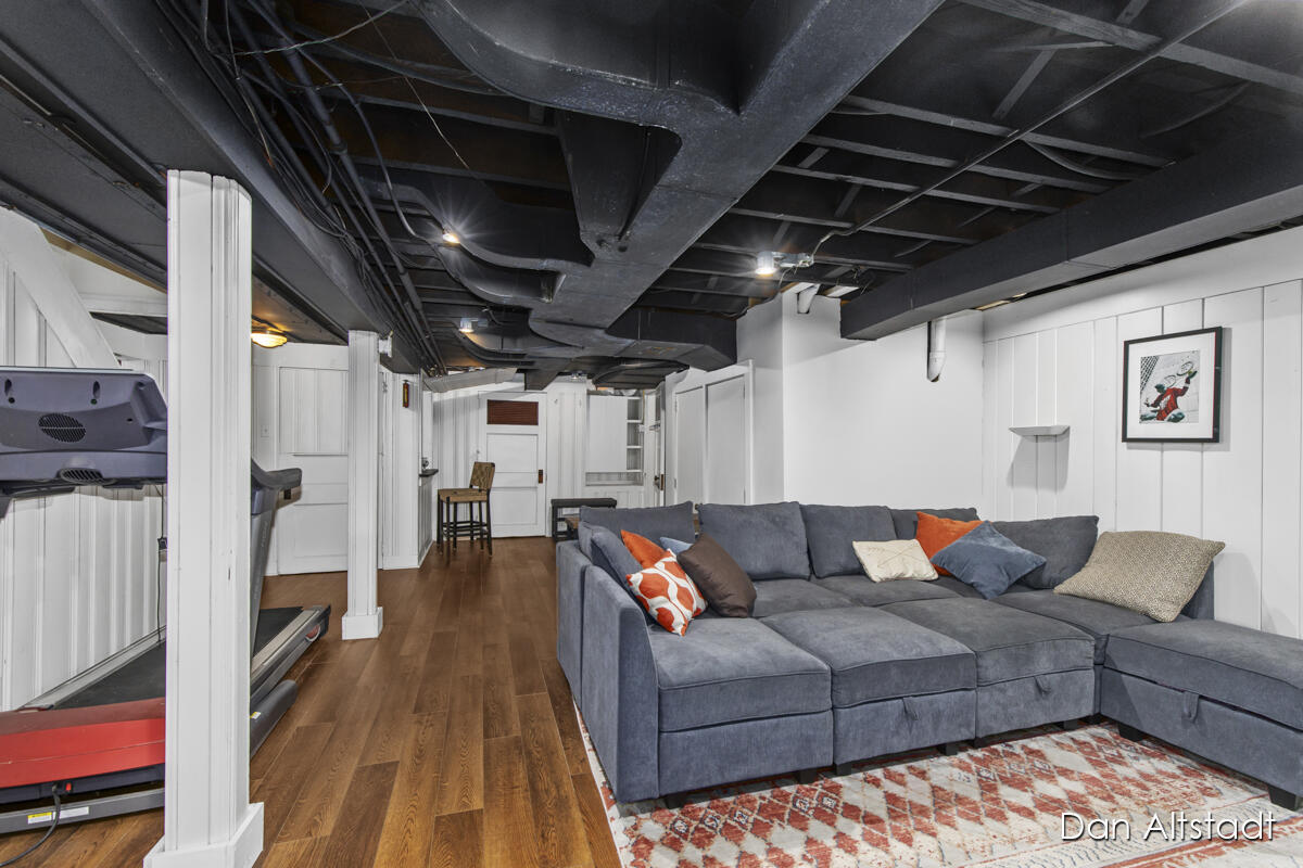 1031 Iroquois Drive SE