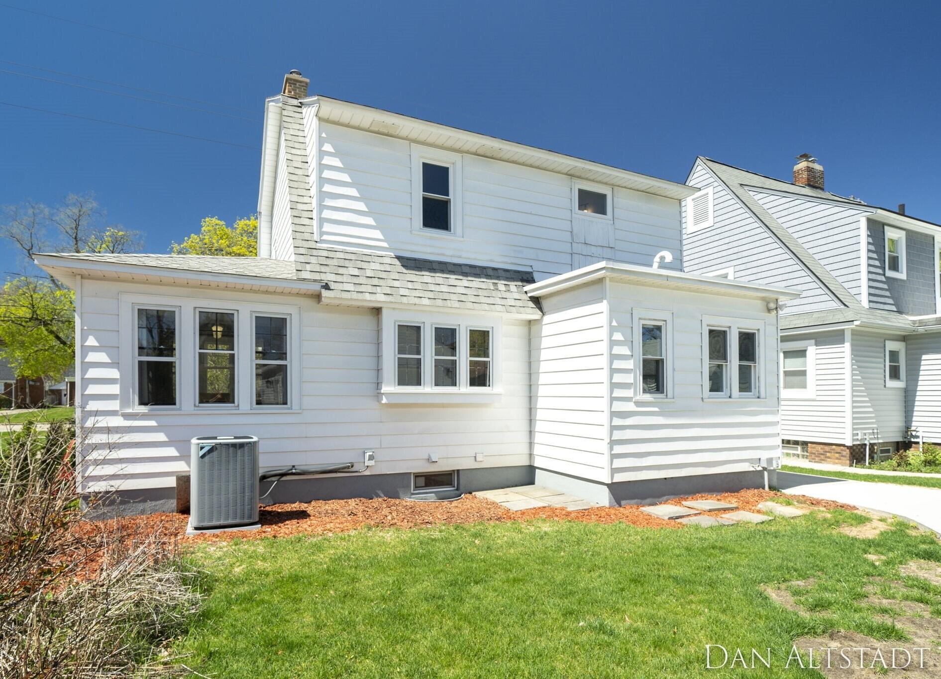 2214 College Avenue SE