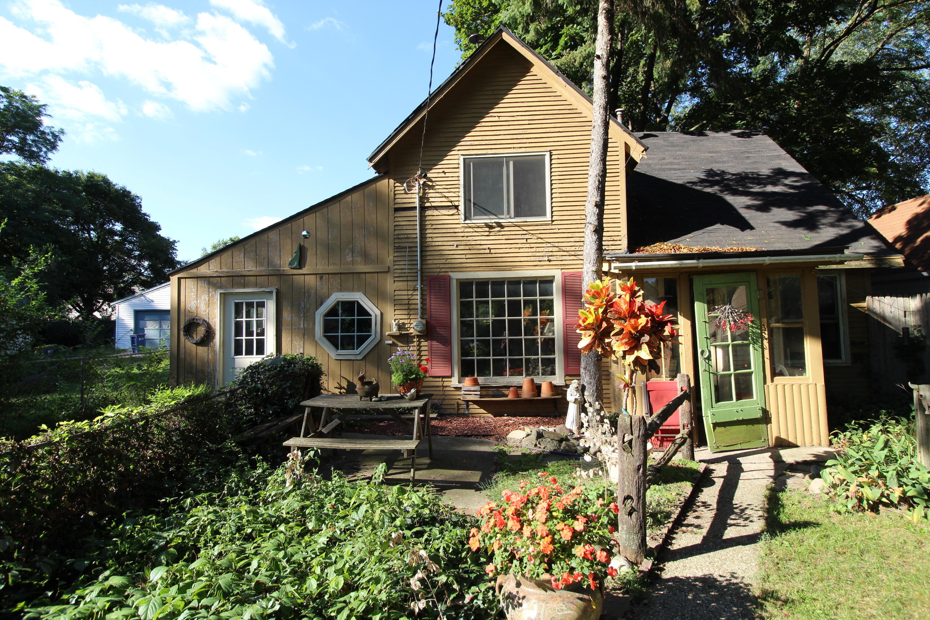 1033 Hazen Street SE