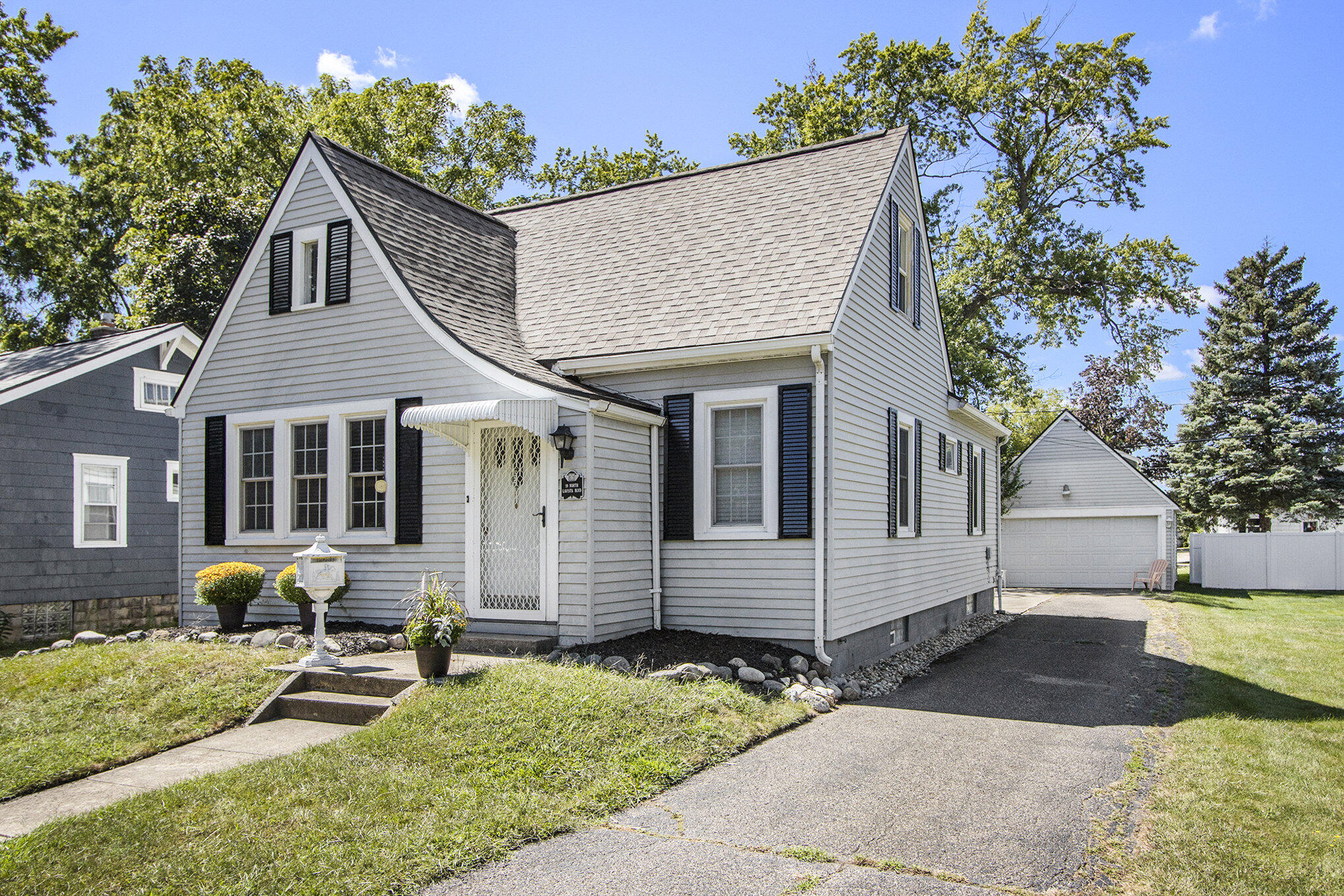 19 La Vista Boulevard N