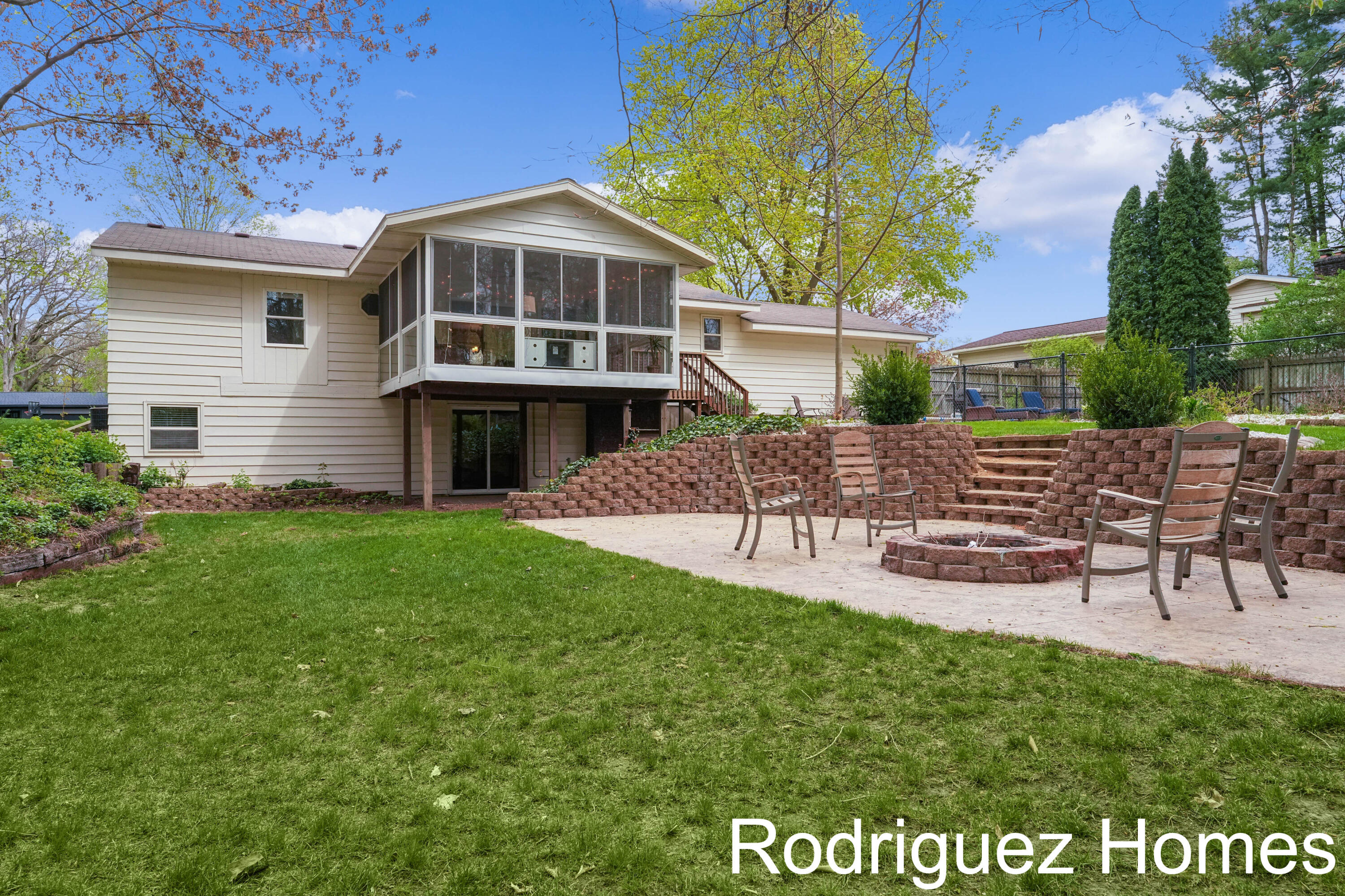 6895 Pinebrook Drive