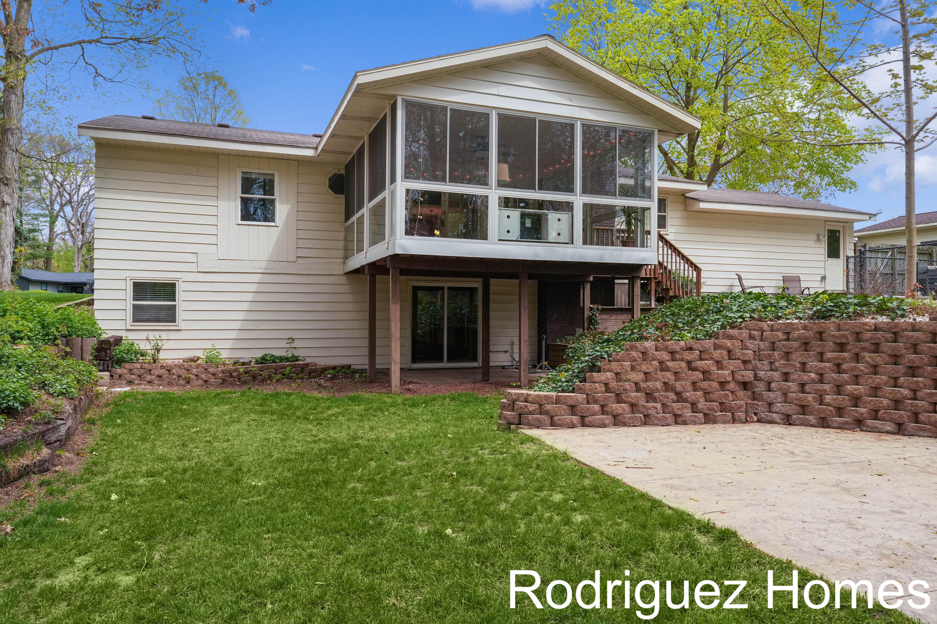 6895 Pinebrook Drive