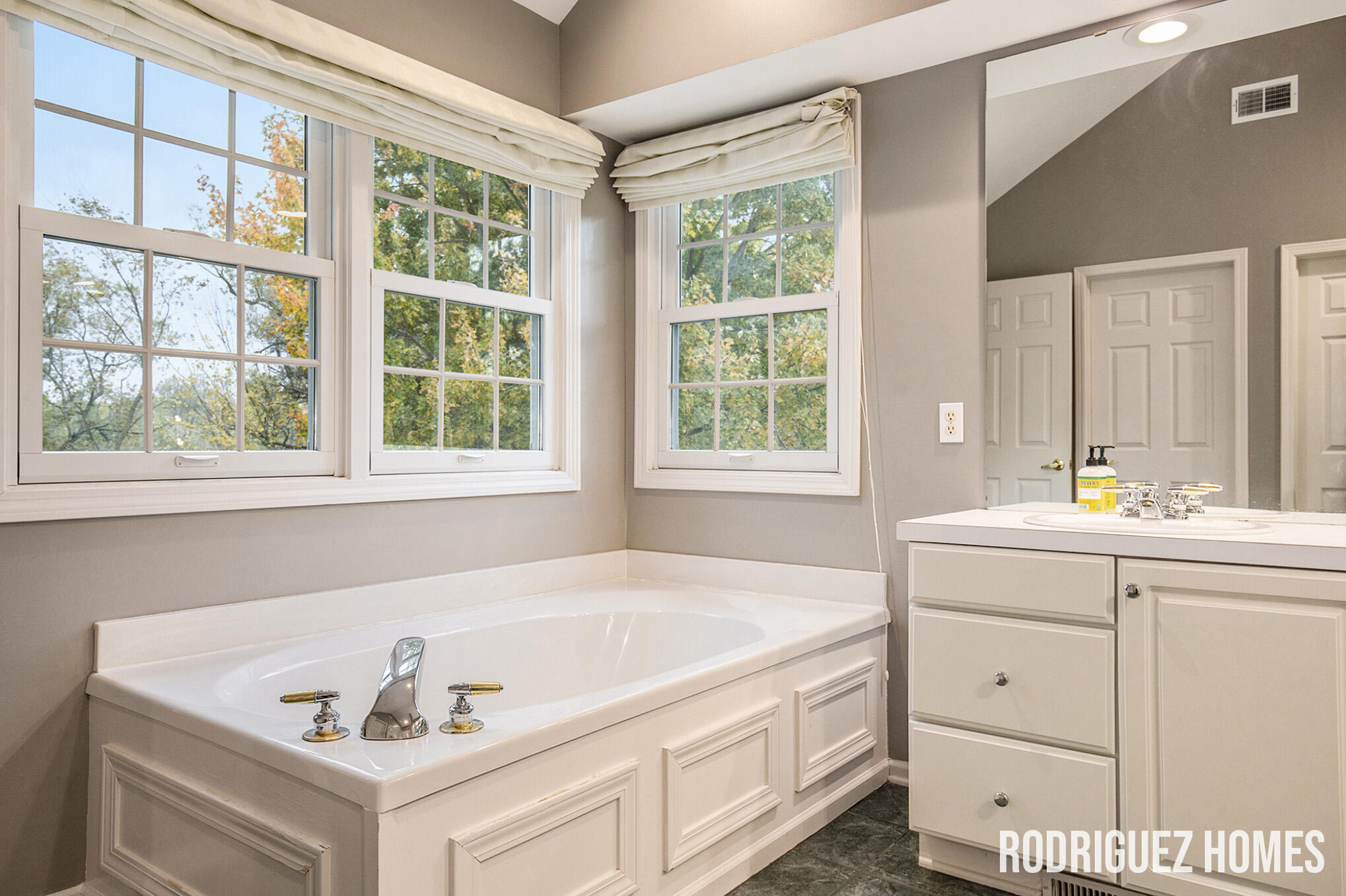 3890 Clearview Street NE