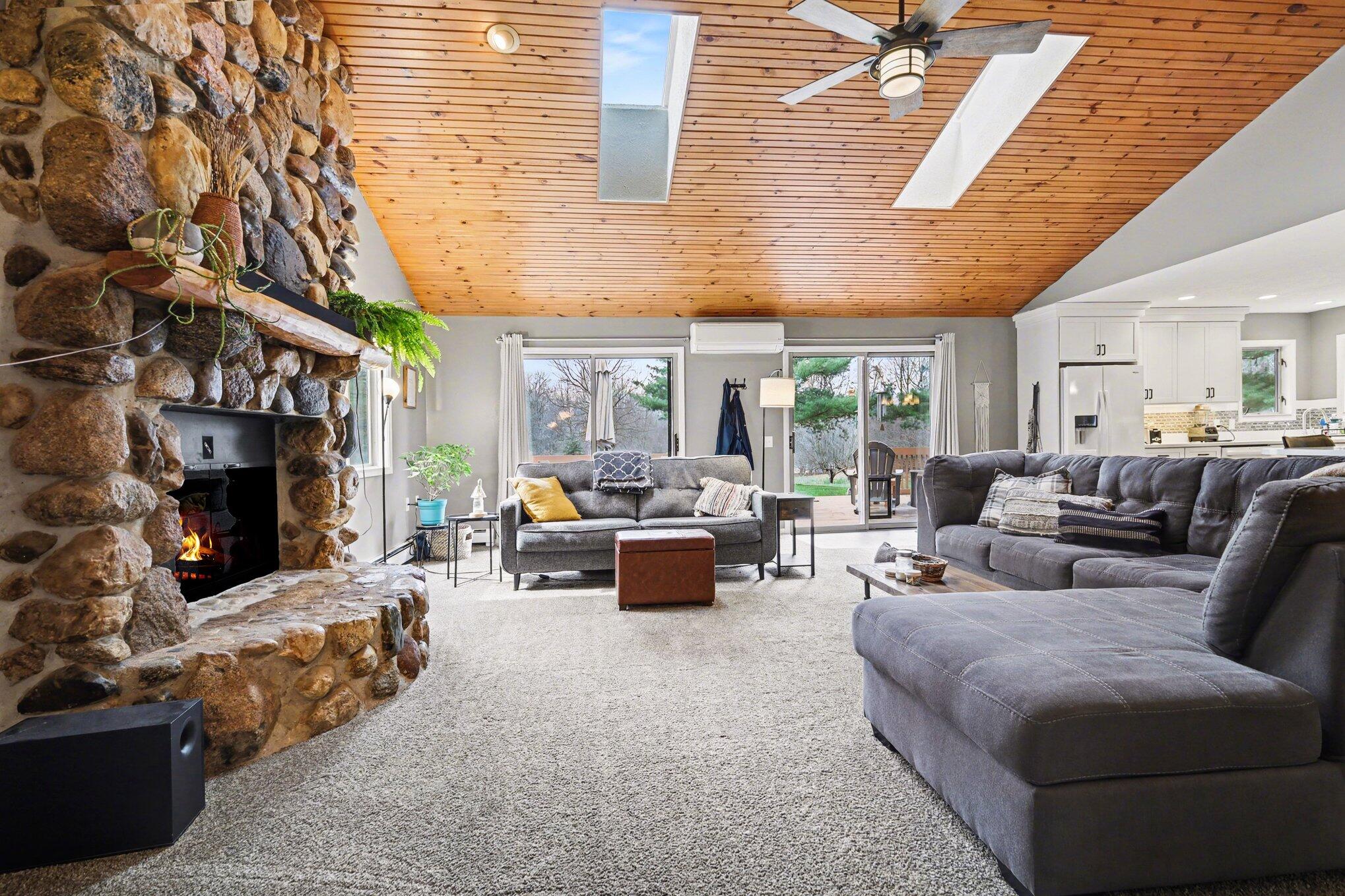 11180 Hart Street NE