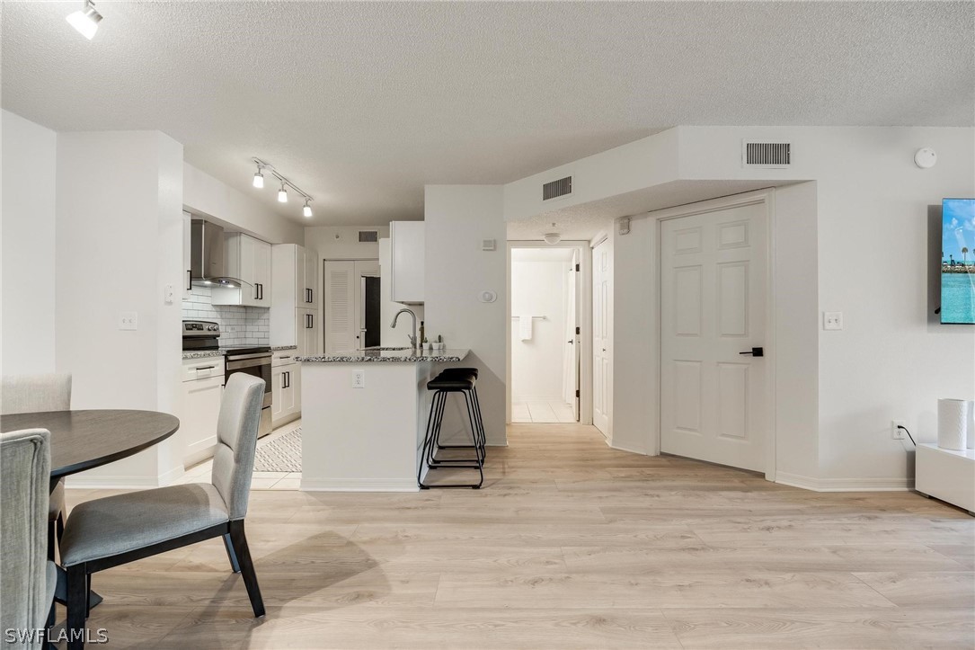 8960 Colonnades CT E 933