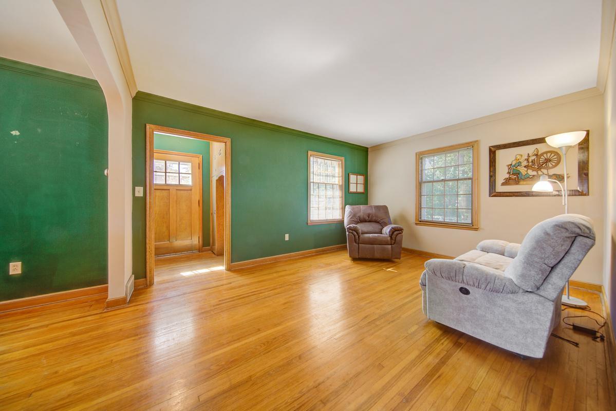 107 Bloomer Street E