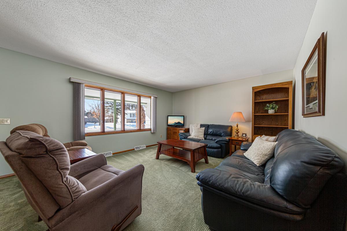 1424 Wellington Crescent