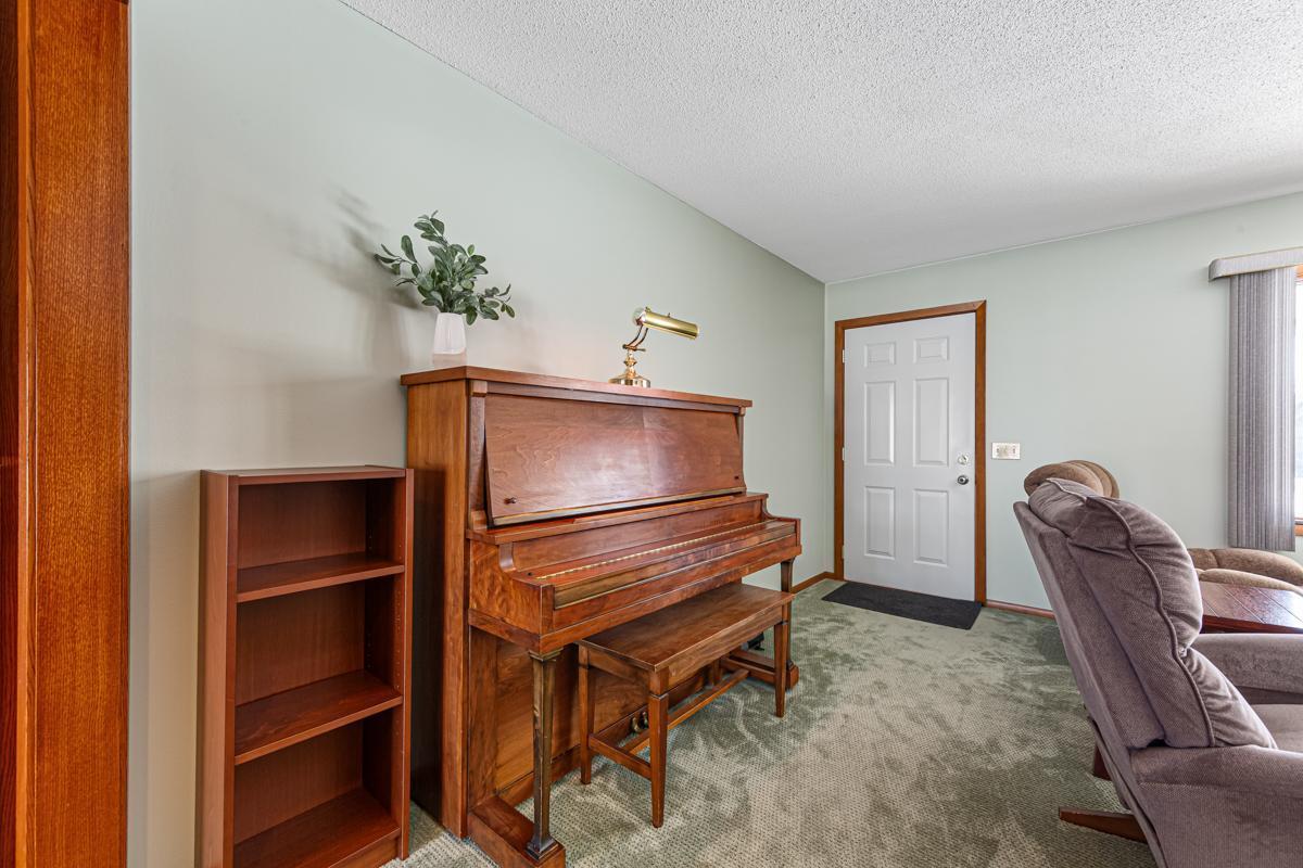 1424 Wellington Crescent