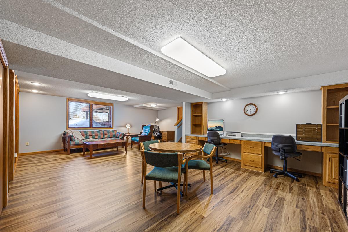 1424 Wellington Crescent