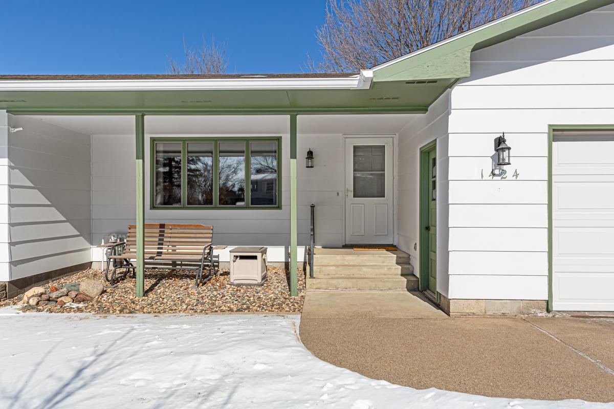 1424 Wellington Crescent