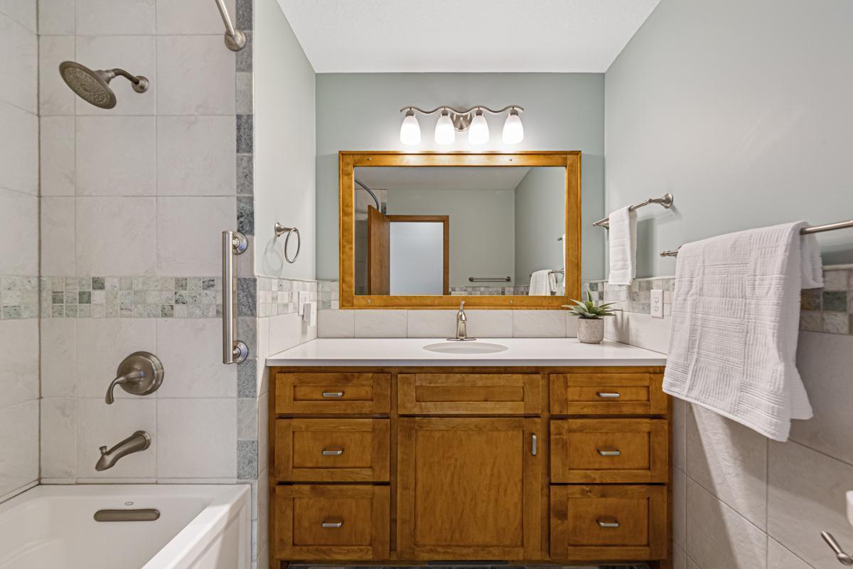 1424 Wellington Crescent